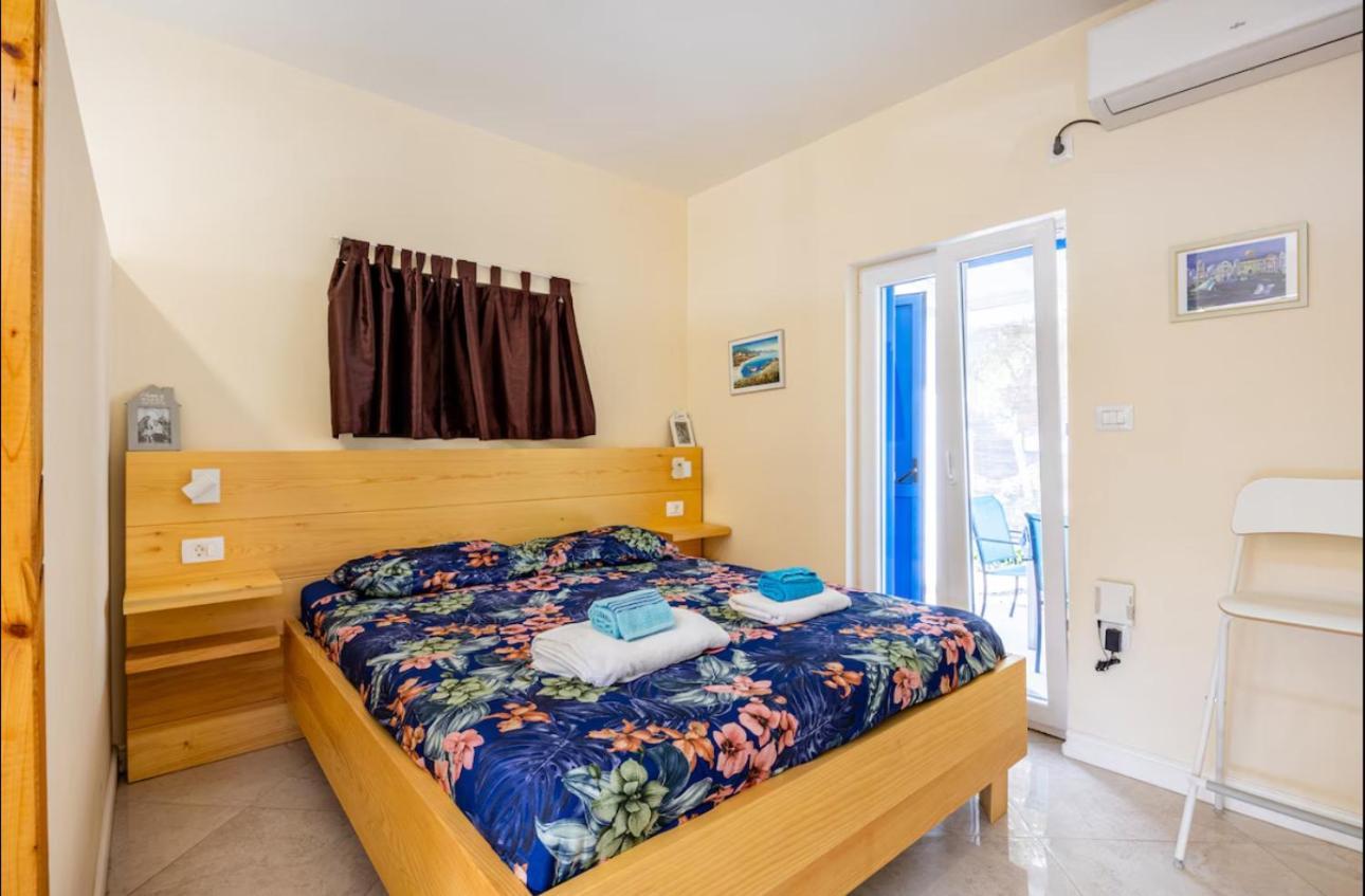 Beachfront House With Private Jacuzzi And Garden ザダル エクステリア 写真