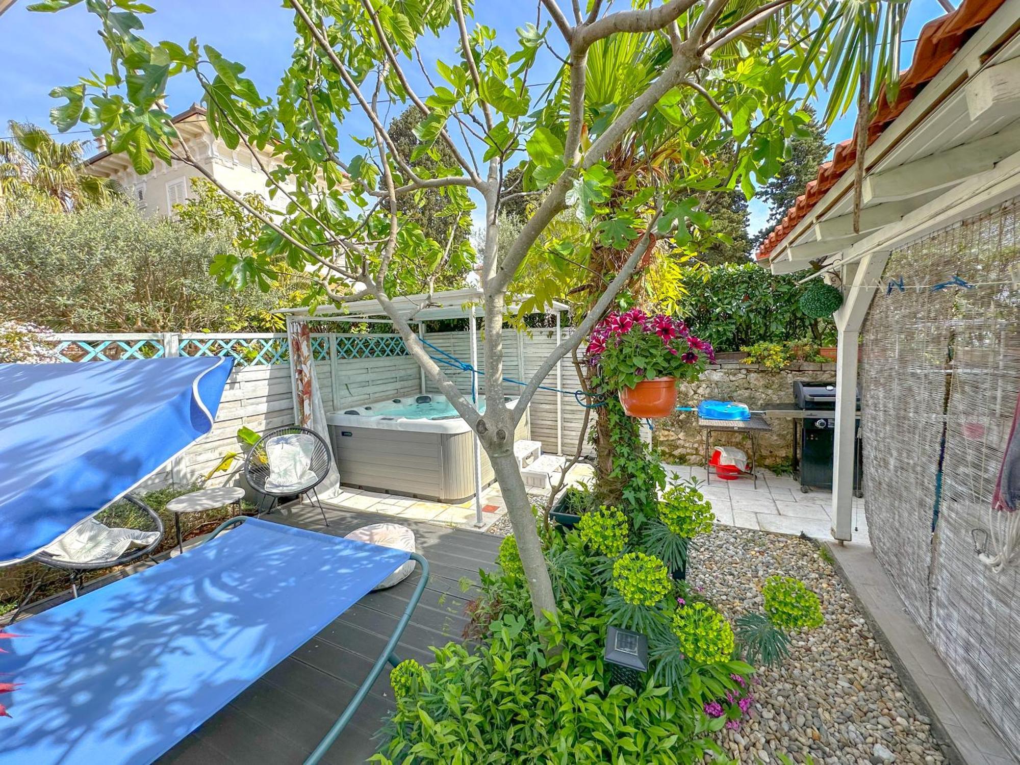 Beachfront House With Private Jacuzzi And Garden ザダル エクステリア 写真