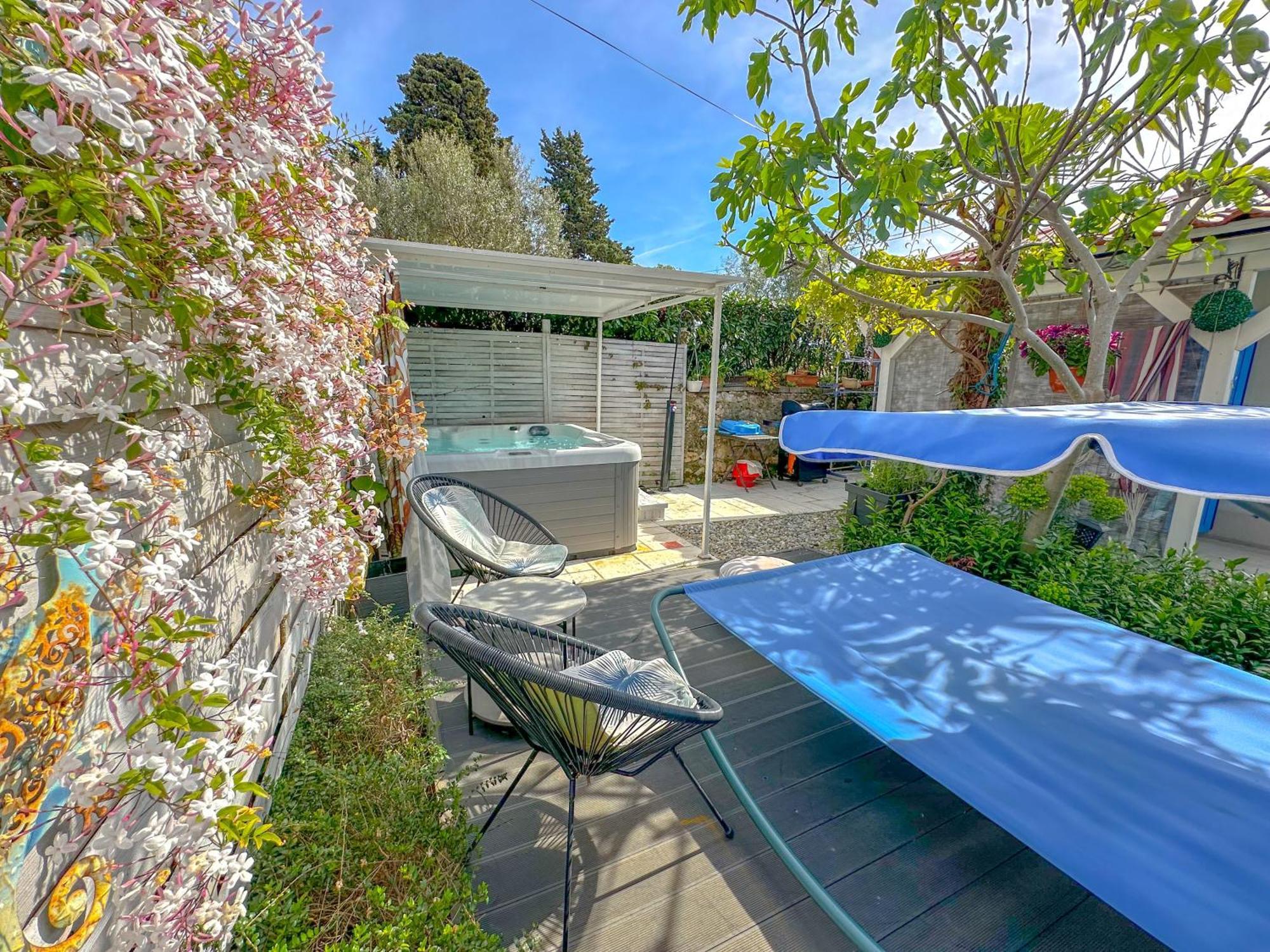 Beachfront House With Private Jacuzzi And Garden ザダル エクステリア 写真