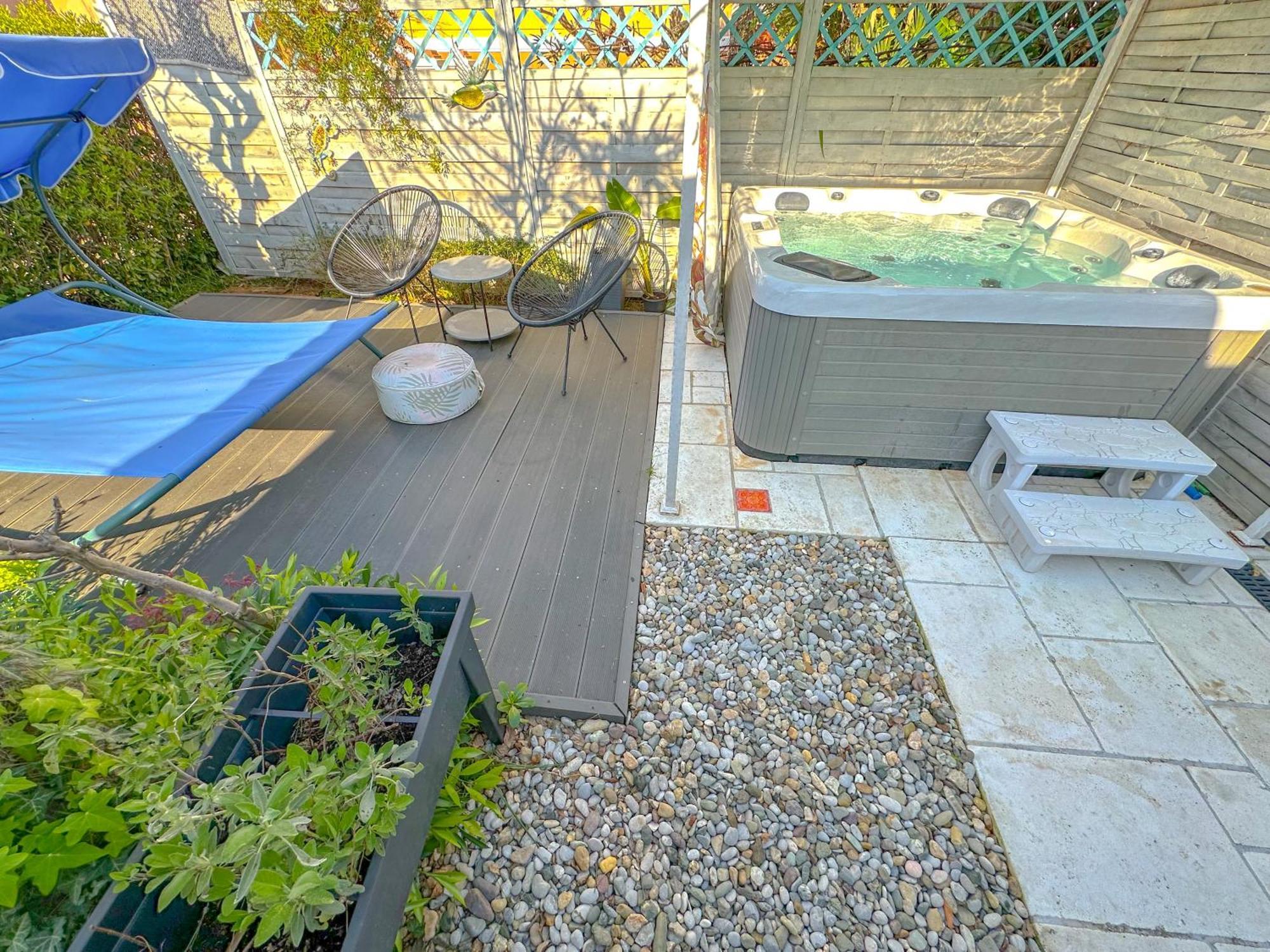 Beachfront House With Private Jacuzzi And Garden ザダル エクステリア 写真