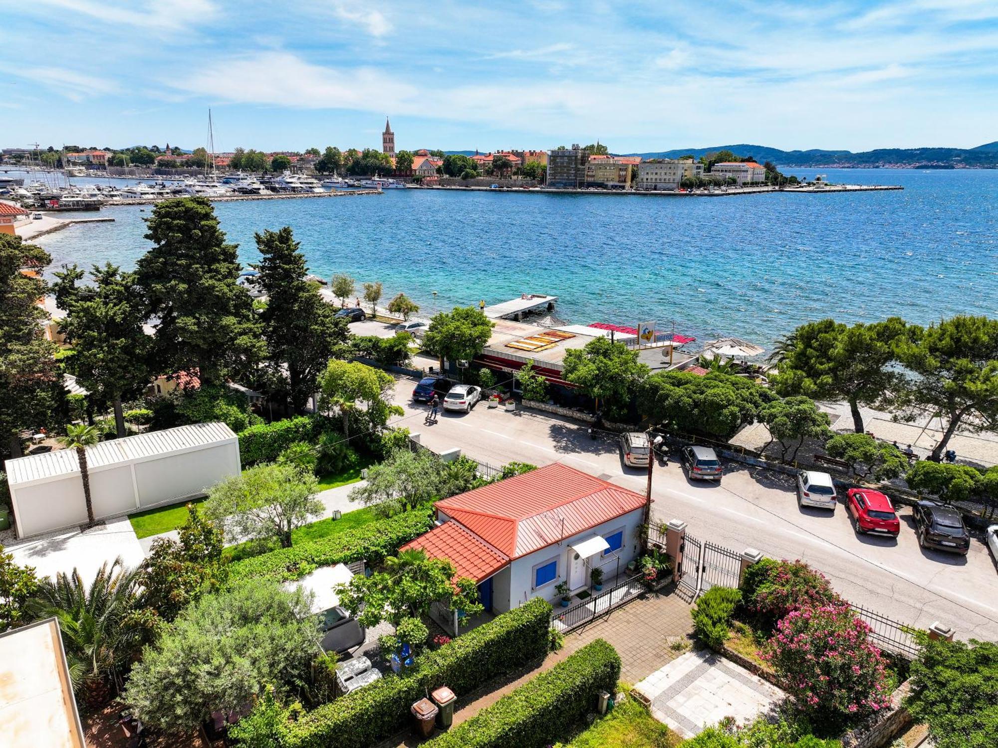 Beachfront House With Private Jacuzzi And Garden ザダル エクステリア 写真