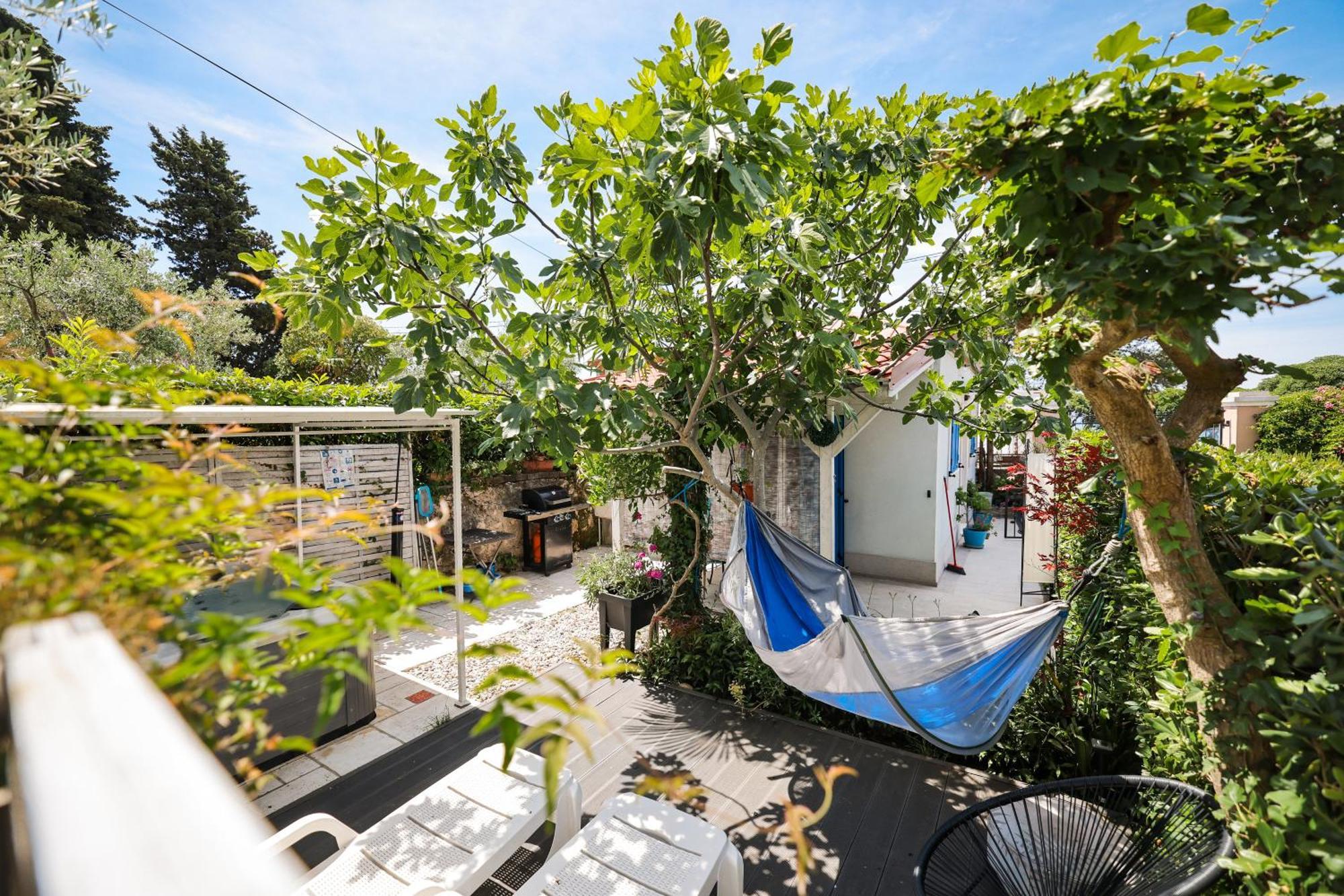 Beachfront House With Private Jacuzzi And Garden ザダル エクステリア 写真