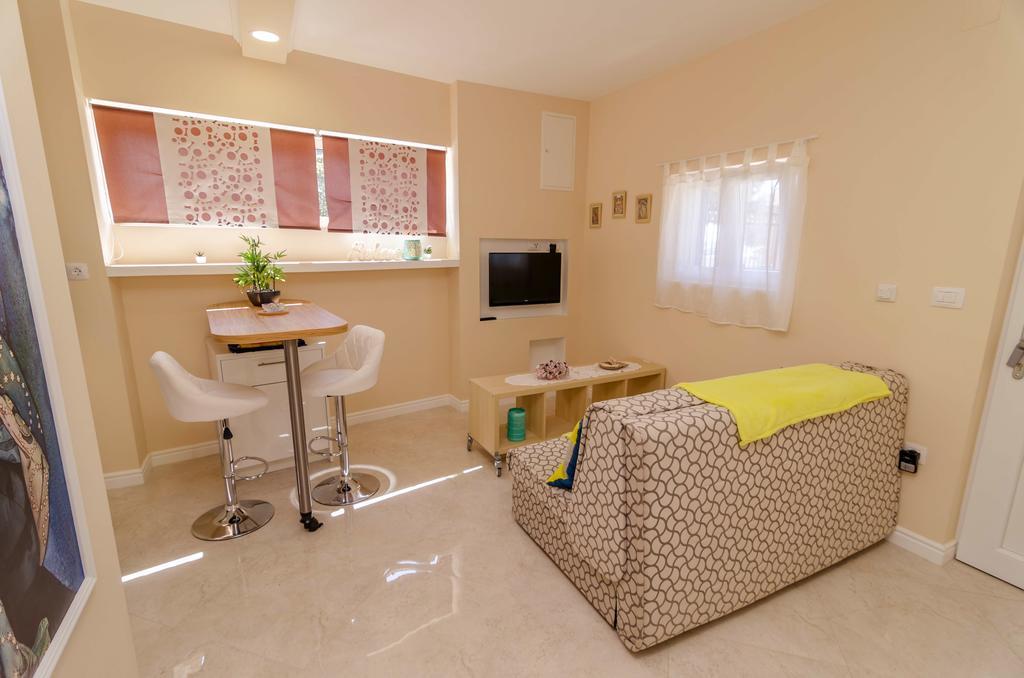 Beachfront House With Private Jacuzzi And Garden ザダル エクステリア 写真