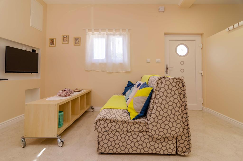 Beachfront House With Private Jacuzzi And Garden ザダル エクステリア 写真