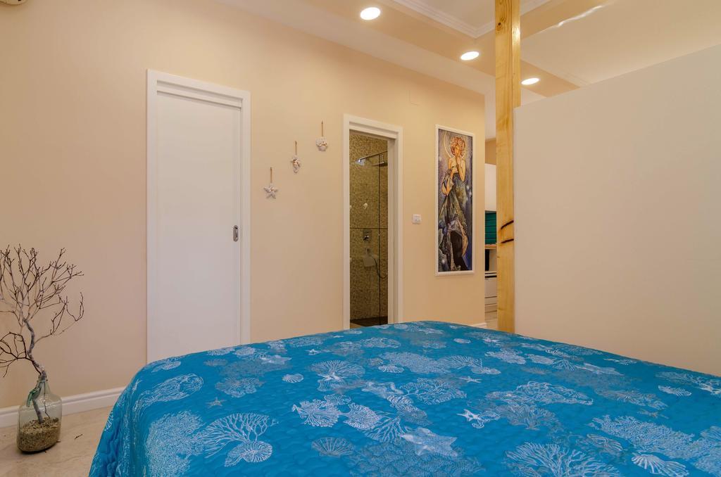 Beachfront House With Private Jacuzzi And Garden ザダル エクステリア 写真