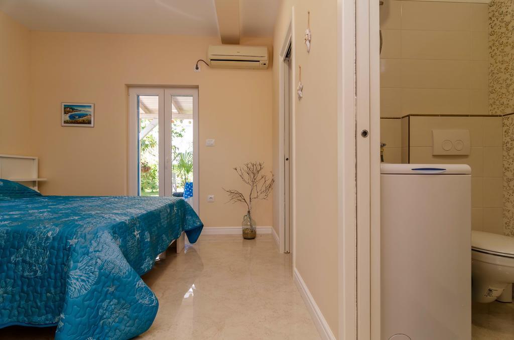 Beachfront House With Private Jacuzzi And Garden ザダル エクステリア 写真