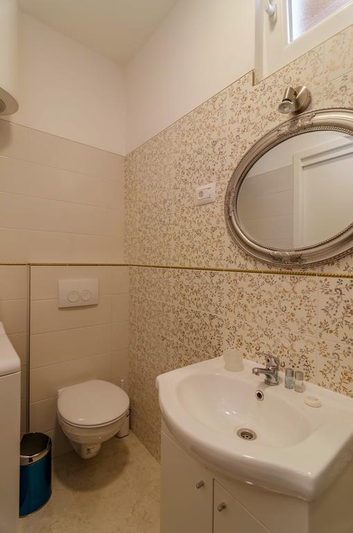Beachfront House With Private Jacuzzi And Garden ザダル エクステリア 写真