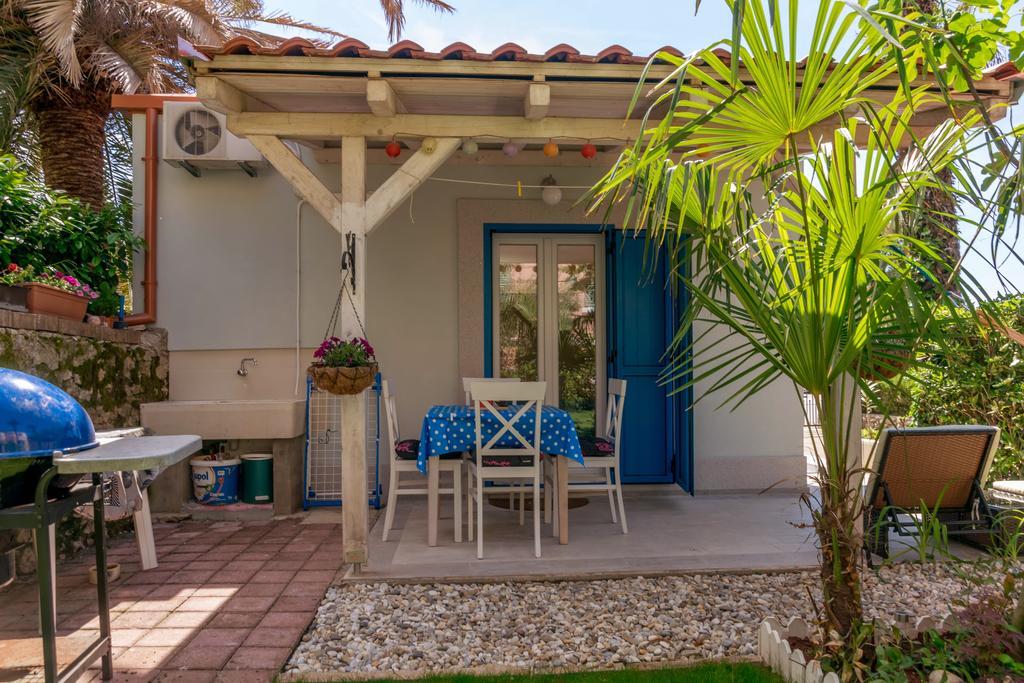 Beachfront House With Private Jacuzzi And Garden ザダル エクステリア 写真